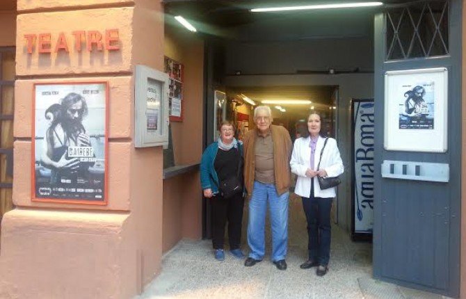 Residents de la llar gaudint del teatre