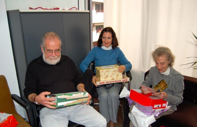 Emoción en la entrega de regalos