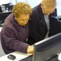 Barcelona amplía el número de aulas informáticas para personas mayores